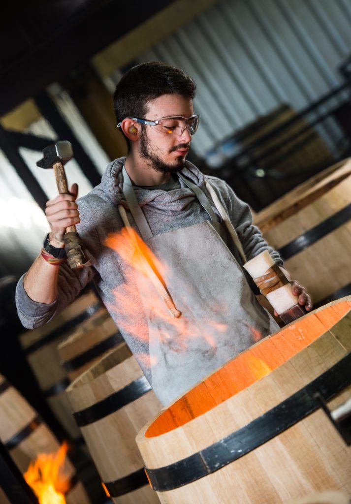 making an oak barrel in bordeaux